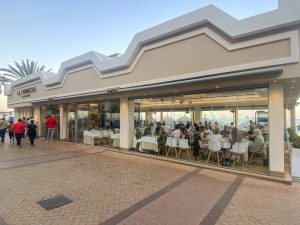 Moderna strandrestauranger skänker glans åt Fuengirolas strandpromenad