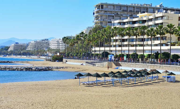 Oenighet kring Marbellas strandpromenad