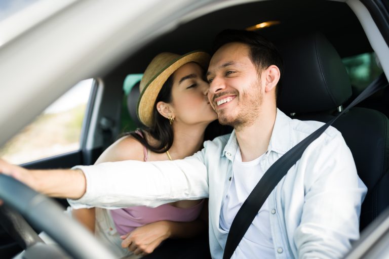 Böter för att kyssas eller bråka när man kör