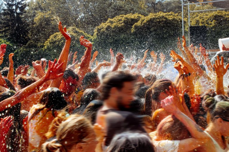 Spanien börjar ställa in populära lokala vattenfester