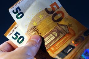 Varför regnade det 50-eurosedlar på A7:an?