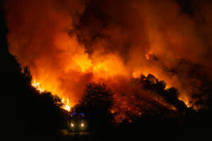 Årets första stora naturbrand fortsätter att rasa utom kontroll