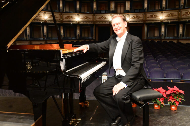 Svensk konsertpianist ger en solokonsert på Teatro Cervantes
