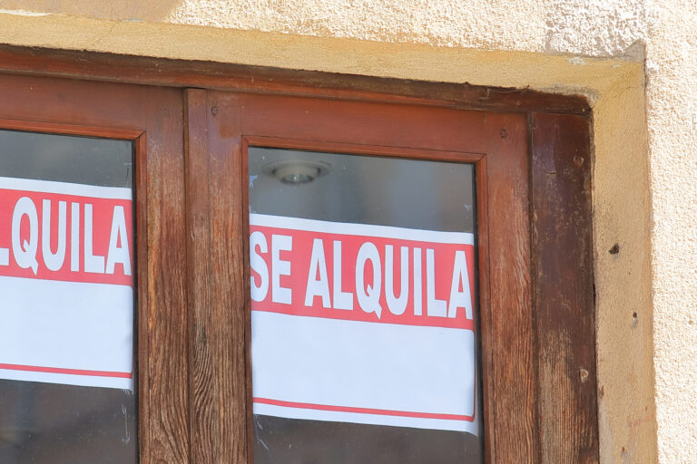 House,For,Rent,Sign,Real,Estate,Spain.,Translation,For,Spanish