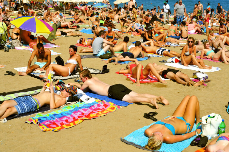 Barcelona,,Spain,-,August,19:,A,Crowd,Of,Bathers,In