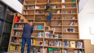 Åtta våningar högt bibliotek öppnar