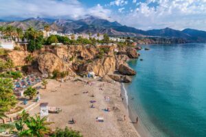 Stenras vid strand i Nerja skrämmer badgäster