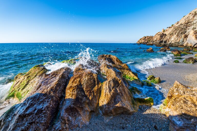 En fin och vild vandring mellan de två vackra stränderna Cañuelo och Cantarriján