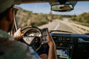 50 % av trafikförseelserna beror på att förare tittar på mobiltelefonen