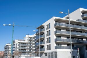 Slutsålda nybyggnationer driver upp priserna på begagnade bostäder