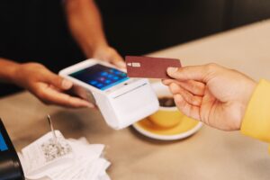 Caféägare lurade 94-åring på över 22 000 euro