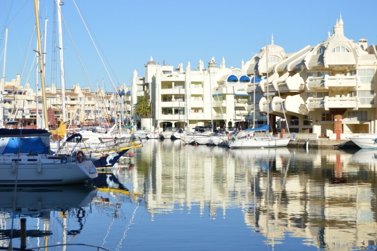 Bilfritt i Benalmádenas hamn ska locka fler fotgängare
