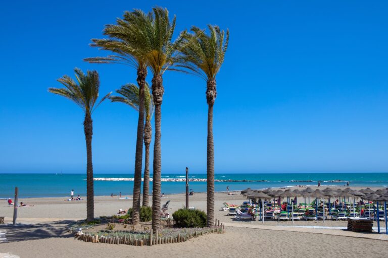 Skugga på strandpromenaden i Benalmádena